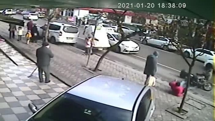 Kocaeli'de motosikletlinin yayaya çarptığı an