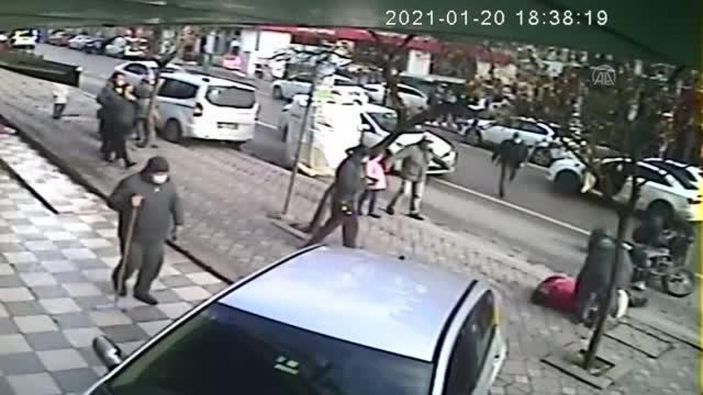 Kocaeli'de motosikletlinin yayaya çarptığı an