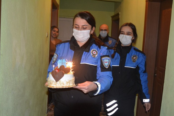 Hakkari'de polisten, denetimde doğum tarihini gördüğü Melek'e sürpriz