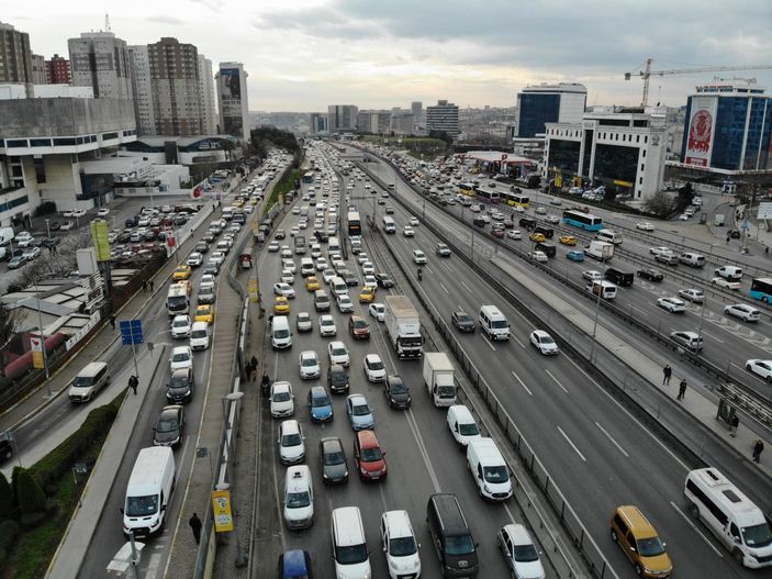 i İstanbul'da kısıtlama öncesi trafik yoğunluğu oluştu