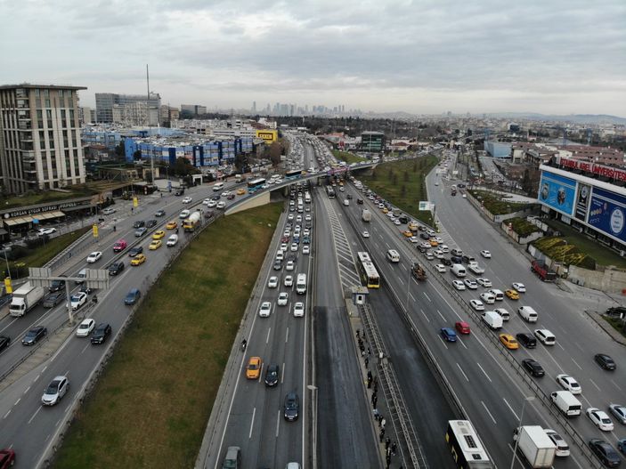 i İstanbul'da kısıtlama öncesi trafik yoğunluğu oluştu