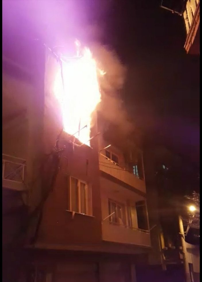 İzmir'de yangını fark eden bekçiler faciayı önledi