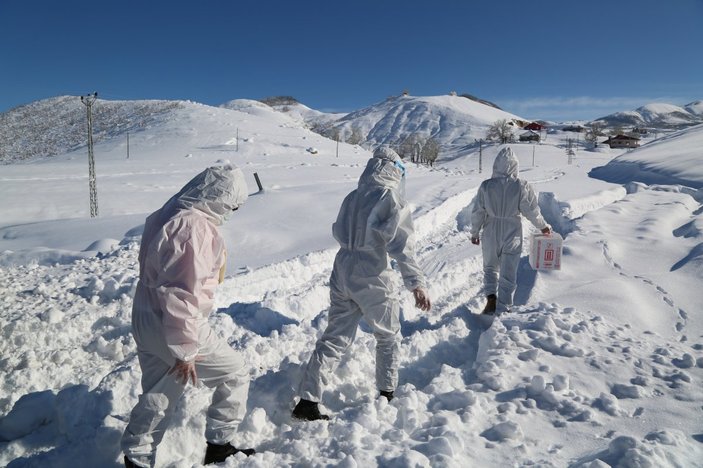 Koronavirüs kahramanlarının karla kaplı yollarda filyasyon mücadelesi