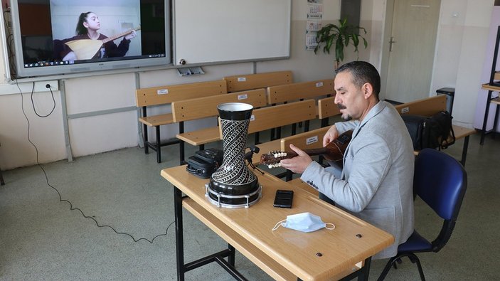 Karabük'te gönüllü öğretmen, bağlama derslerini çevrimiçi veriyor
