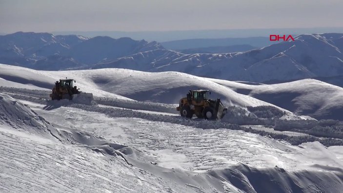 Muş'ta kar yüzünden köyüne dönemeyen Bayram'ın babasıyla buluşması