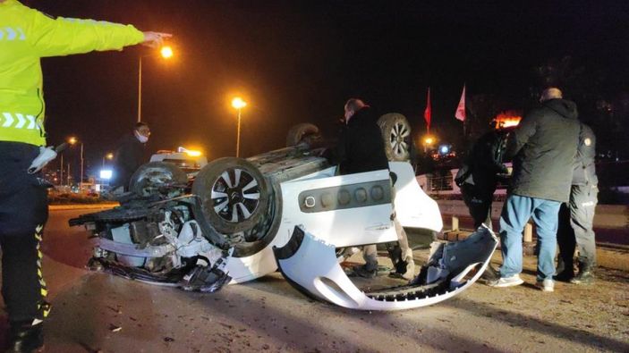 i Sakarya takla atıp hurdaya dönen aracın sürücüsü hafif yaralı kurtuldu