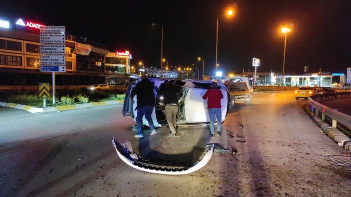 i Sakarya takla atıp hurdaya dönen aracın sürücüsü hafif yaralı kurtuldu
