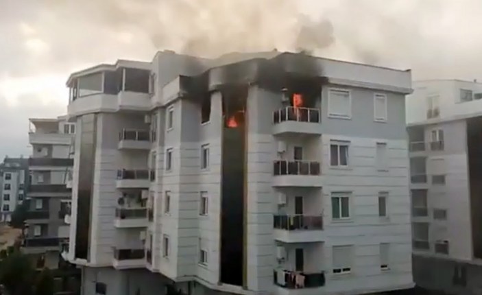 Antalya'da kafası bozulan kiracı evi yaktı
