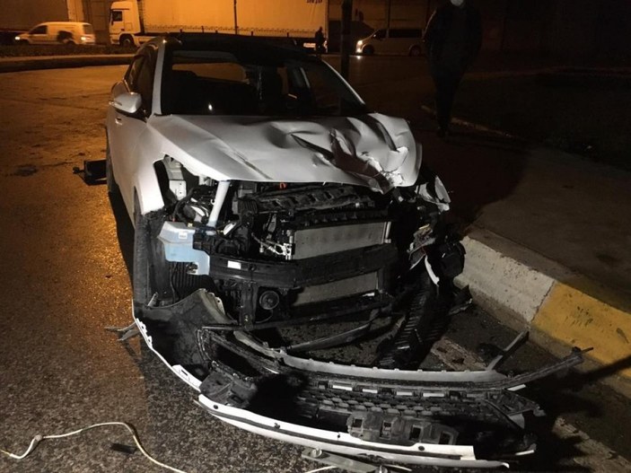 Ataşehir'de alkollü şahısların araçta eğlencesi kaza ile bitti