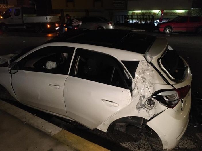 i Ataşehir'de alkollü şahısların araçta eğlencesi kaza ile bitti