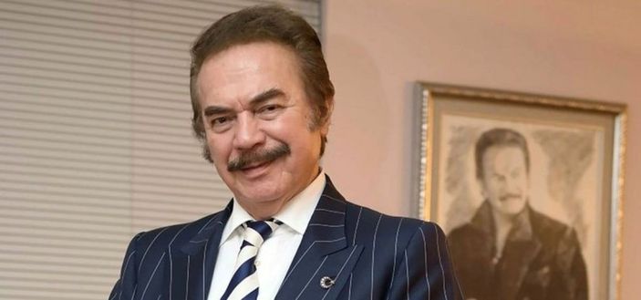 Orhan Gencebay, çukura takılıp düştü