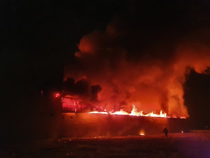 Adana'da mobilya atölyesindeki yangın, evlere sıçradı