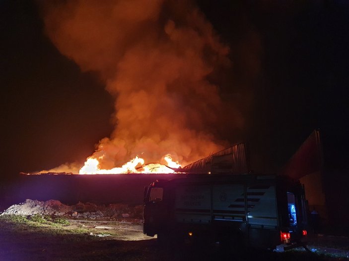 Adana'da mobilya atölyesindeki yangın, evlere sıçradı