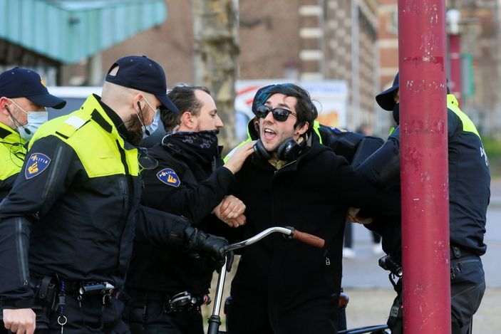 Hollanda'daki protestolarda 'boynuzlu şaman' ortaya çıktı
