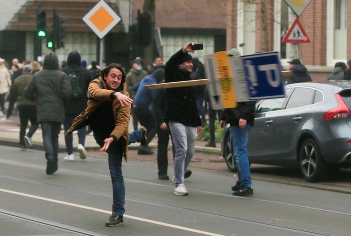 Hollanda'daki protestolarda 'boynuzlu şaman' ortaya çıktı