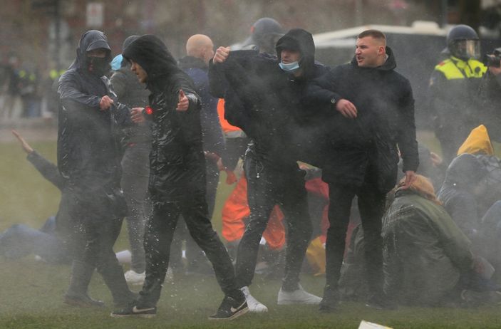 Hollanda'daki protestolarda 'boynuzlu şaman' ortaya çıktı