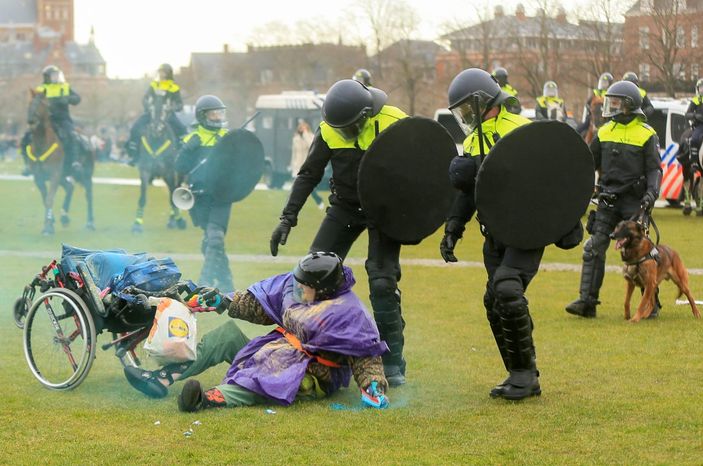 Hollanda'daki protestolarda 'boynuzlu şaman' ortaya çıktı