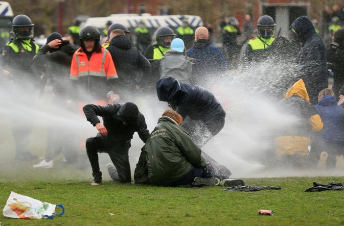 Hollanda'daki protestolarda 'boynuzlu şaman' ortaya çıktı