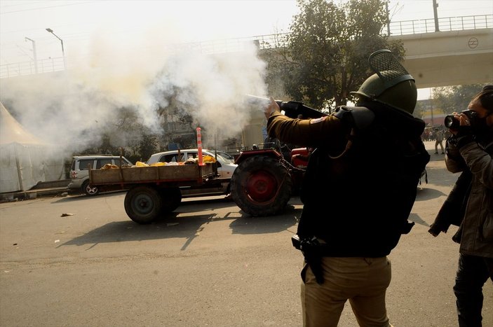 Hindistan'da binlerce çiftçi ile polis arasında arbede çıktı