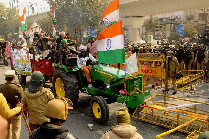 Hindistan'da binlerce çiftçi ile polis arasında arbede çıktı