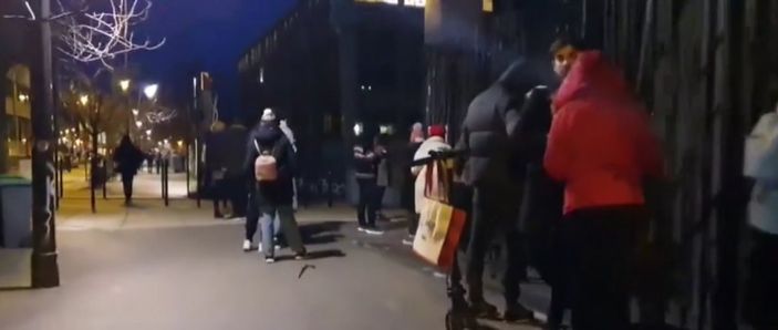 Paris'te öğrencilerin gıda yardımı kuyruğu