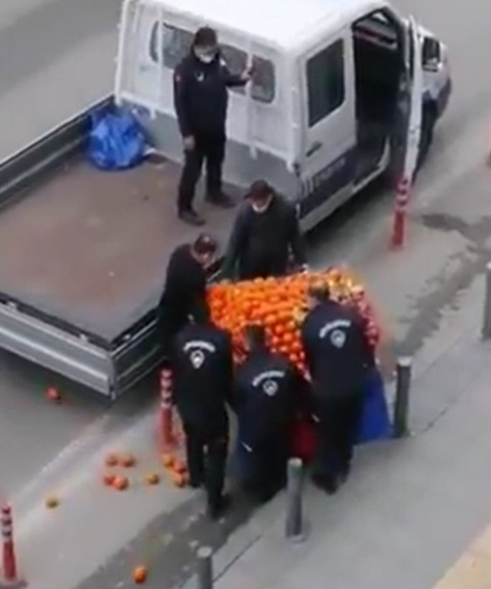 İzmir'de zabıta, meyve satıcısının tezgahına el koydu