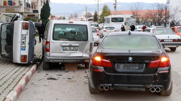 Burdur'da ehliyetsiz sürücü park halindeki araçlara çarptı