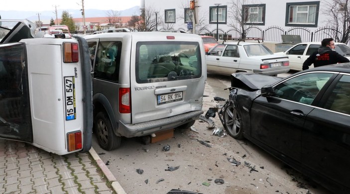 Burdur'da ehliyetsiz sürücü park halindeki araçlara çarptı