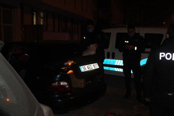 Kayseri'de kısıtlamada uyuşturucu ile yakalanan sürücüye gözaltı
