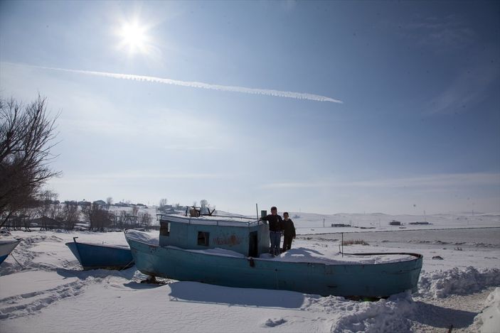 Bitlis’teki Nazik Gölü'nün yüzeyi dondu