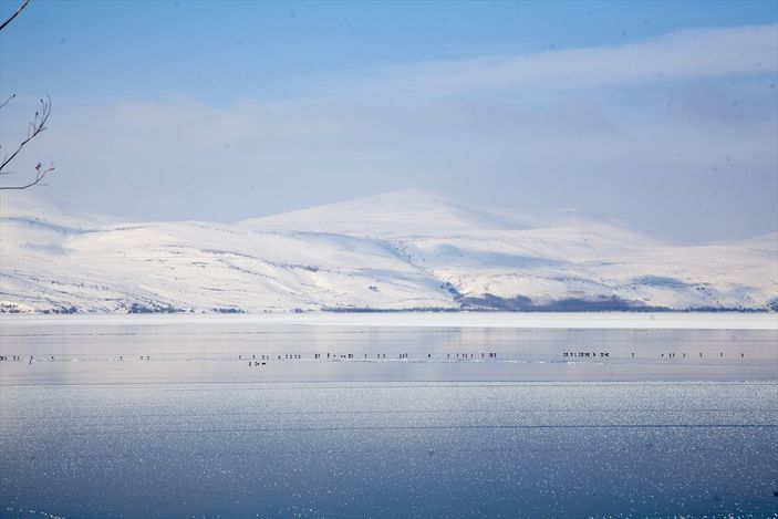 Bitlis’teki Nazik Gölü'nün yüzeyi dondu