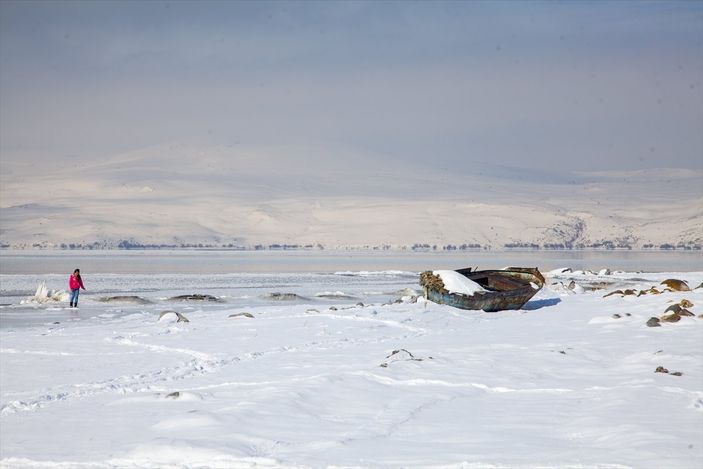 Bitlis’teki Nazik Gölü'nün yüzeyi dondu