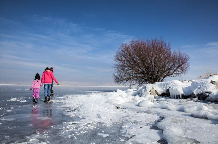 Bitlis’teki Nazik Gölü'nün yüzeyi dondu