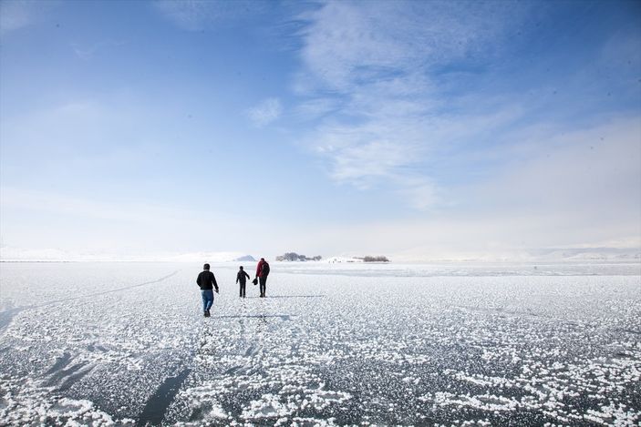 Bitlis’teki Nazik Gölü'nün yüzeyi dondu
