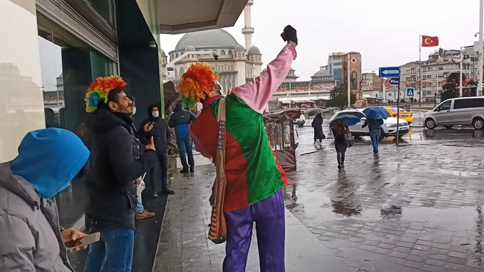 Taksim Meydanı'nda selfie çekip, para istediler