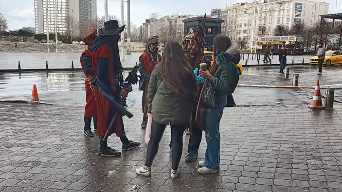 Taksim Meydanı'nda selfie çekip, para istediler