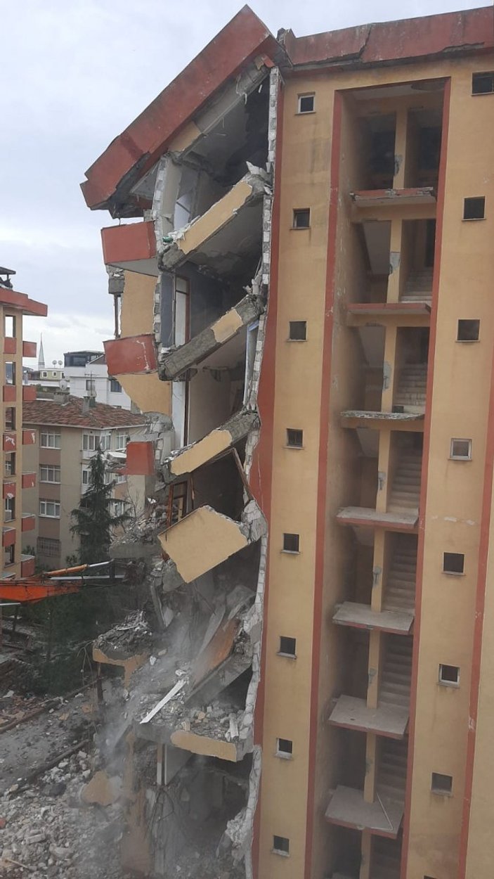Maltepe'de yıkımı yarım bırakılan bina korkuttu