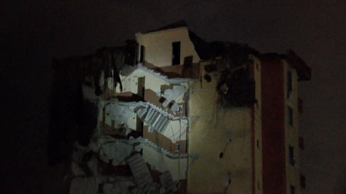 Maltepe'de yıkımı yarım bırakılan bina korkuttu
