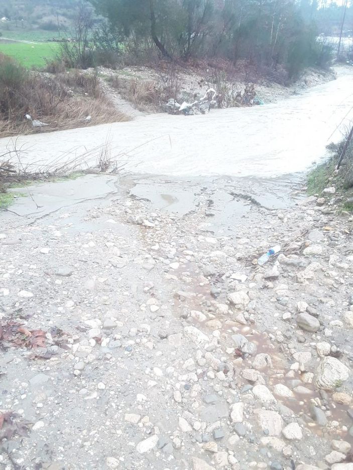 Burdur’da dereler taştı, yollar kapandı