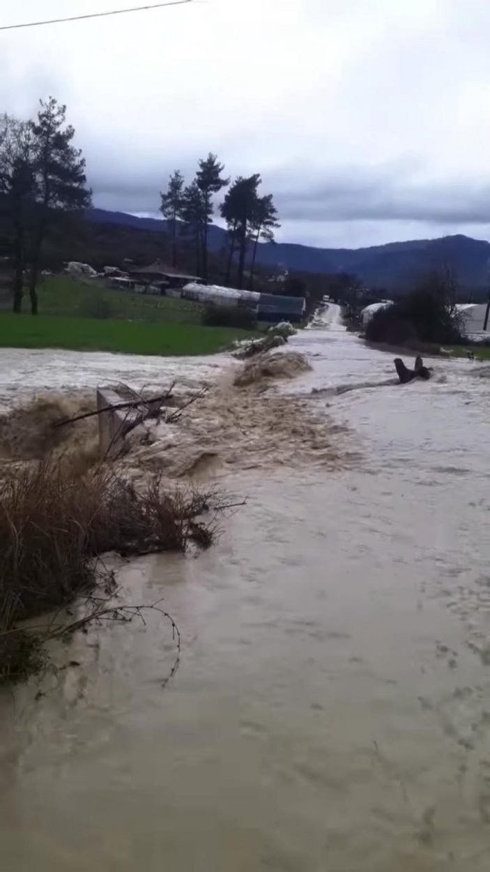 Burdur’da dereler taştı, yollar kapandı