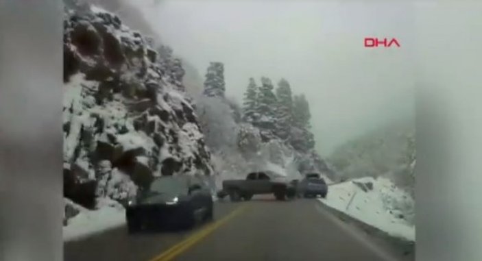 ABD'de buzlanan yolda kontrolden çıkan araç 10 metreden düştü