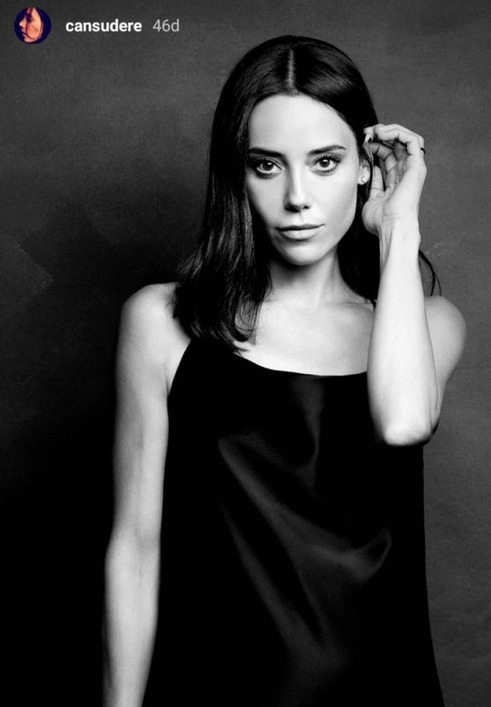 Cansu Dere'den siyah beyaz paylaşım