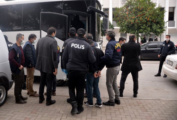 Mersin’de altını gasbetmeye çalışan şüpheliler yakayı ele verdi