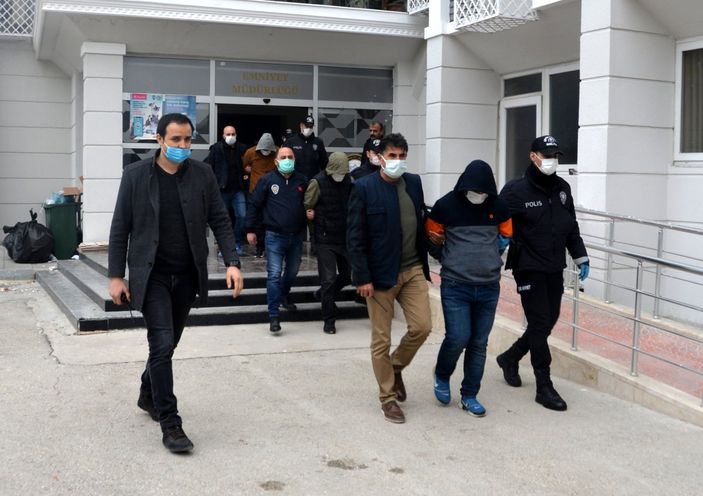 Mersin’de altını gasbetmeye çalışan şüpheliler yakayı ele verdi