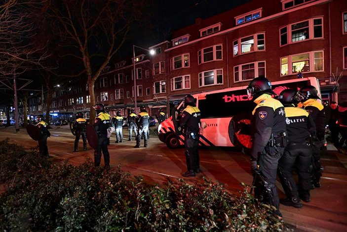 Hollanda'da kısıtlama protestoları, dördüncü gününde devam etti