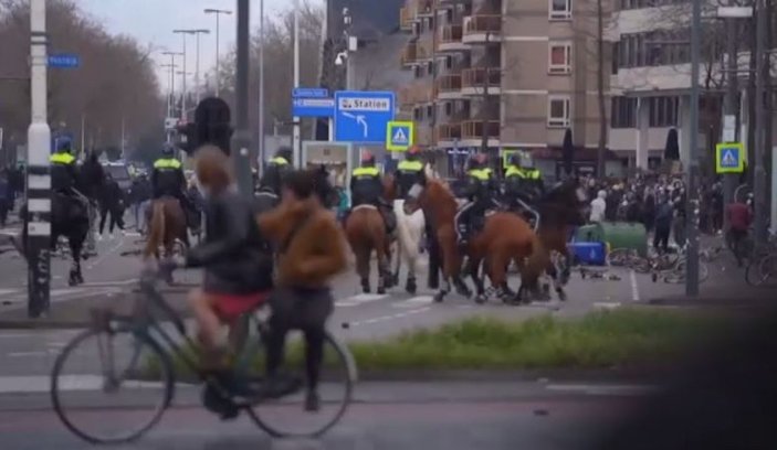 Hollanda'da kısıtlama protestoları, dördüncü gününde devam etti