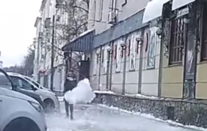 Rusya'da çatıdan düşen kar yığınından saniyelerle kurtuldu