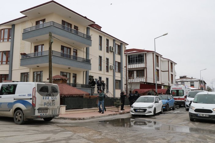 Erzincan'da polis ve öğretmen çift evlerinde ölü bulundu
