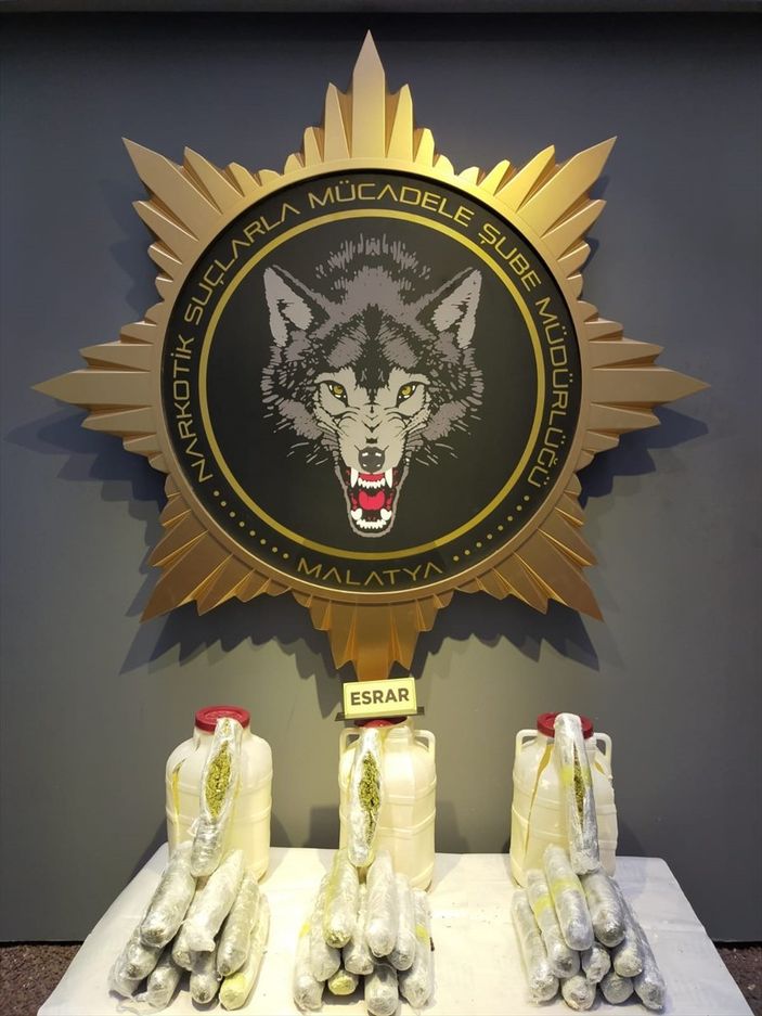 a Malatya'da peynir bidonlarına gizlenmiş 15 kilo esrar ele geçirildi
