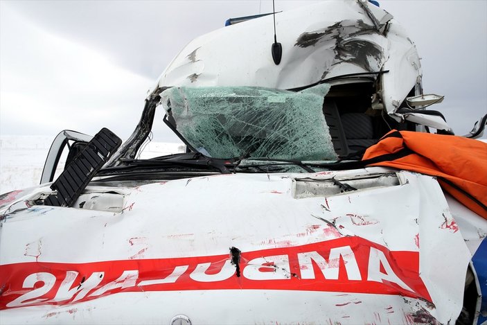 Sivas'ta ambulans, tıra arkadan çarptı